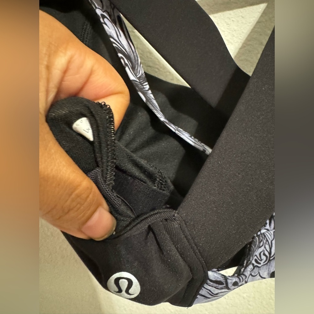 Lululemon sport bra Size 4 - Picture 6 of 6